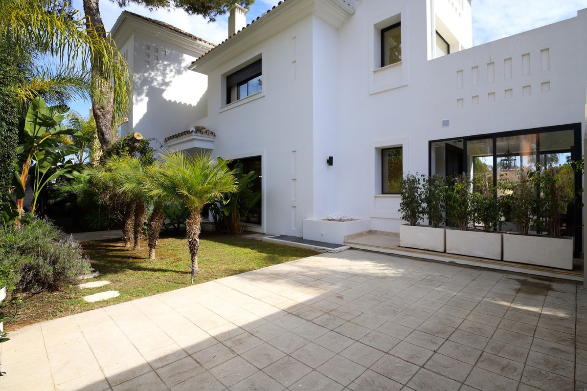 Resale - House - Detached Villa - Marbella - Nueva Andalucia