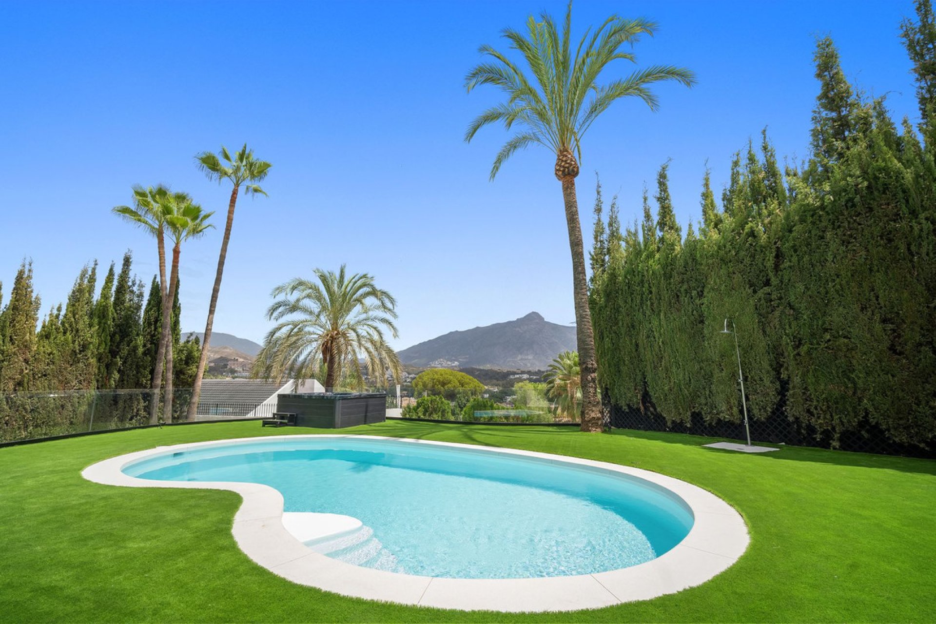 Resale - House - Detached Villa - Marbella - Nueva Andalucia