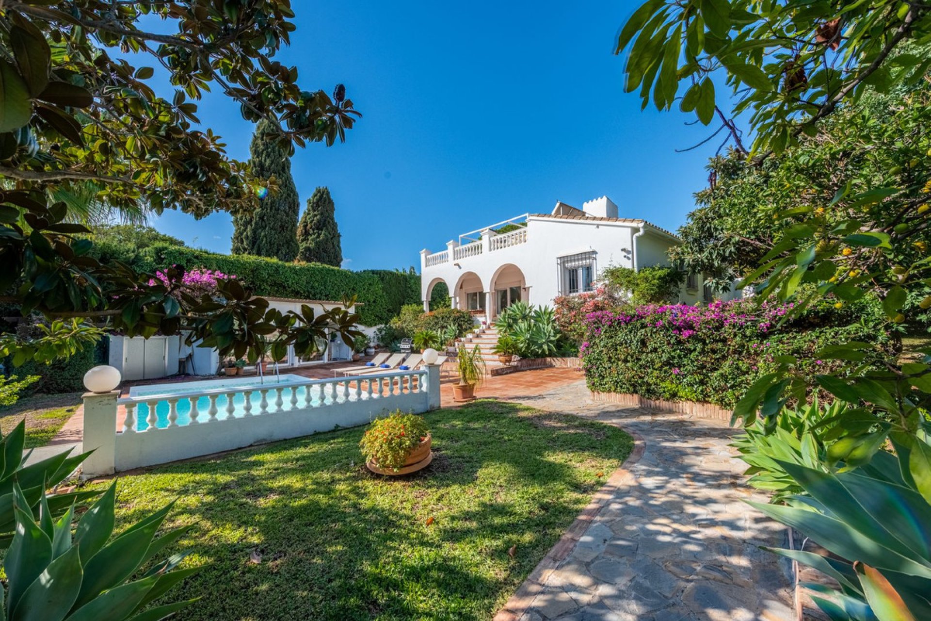 Resale - House - Detached Villa - Marbella - Nueva Andalucia