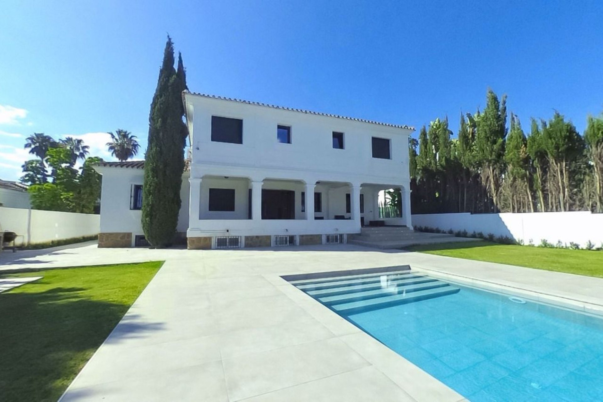 Resale - House - Detached Villa - Marbella - Nueva Andalucia