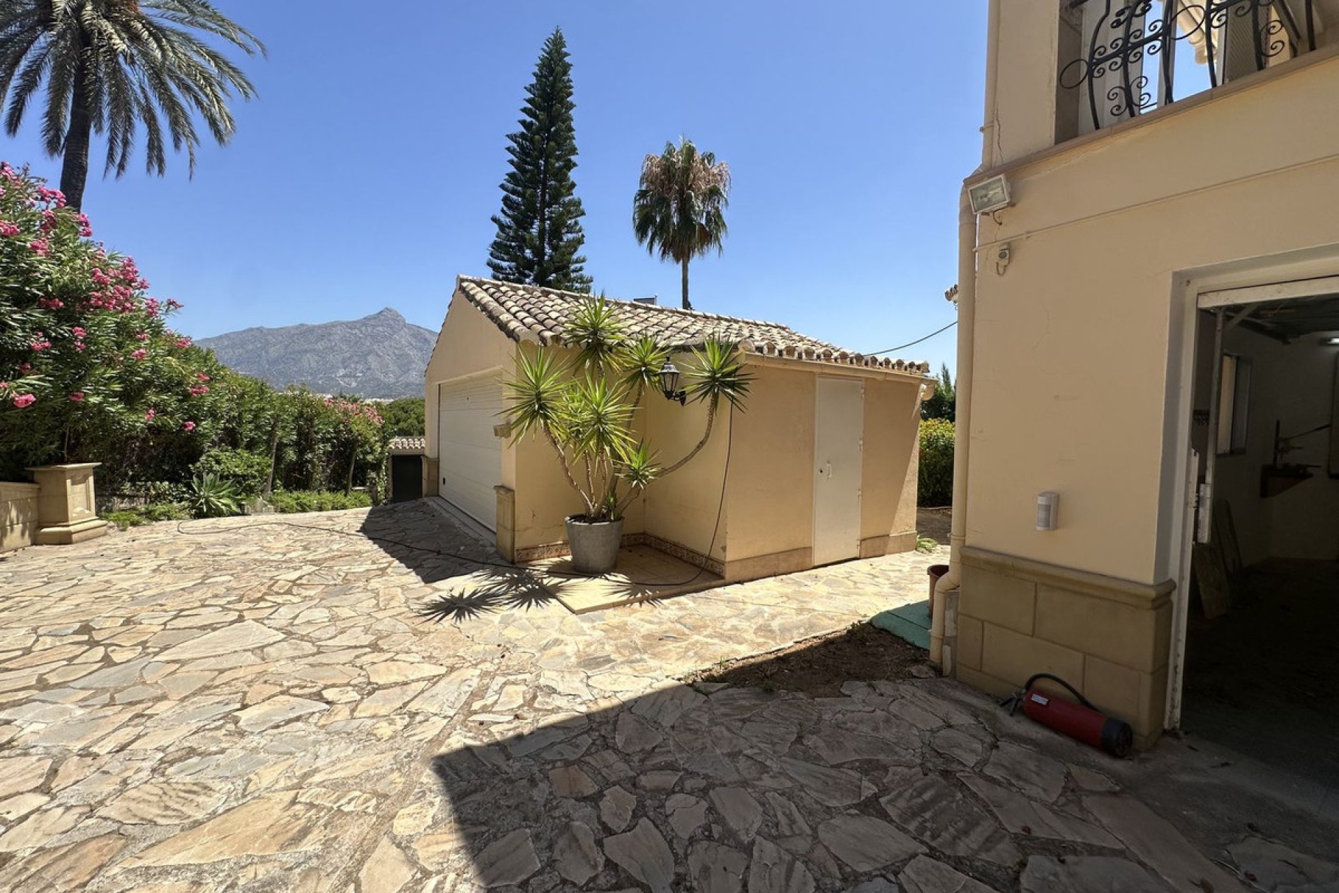 Resale - House - Detached Villa - Marbella - Nueva Andalucia