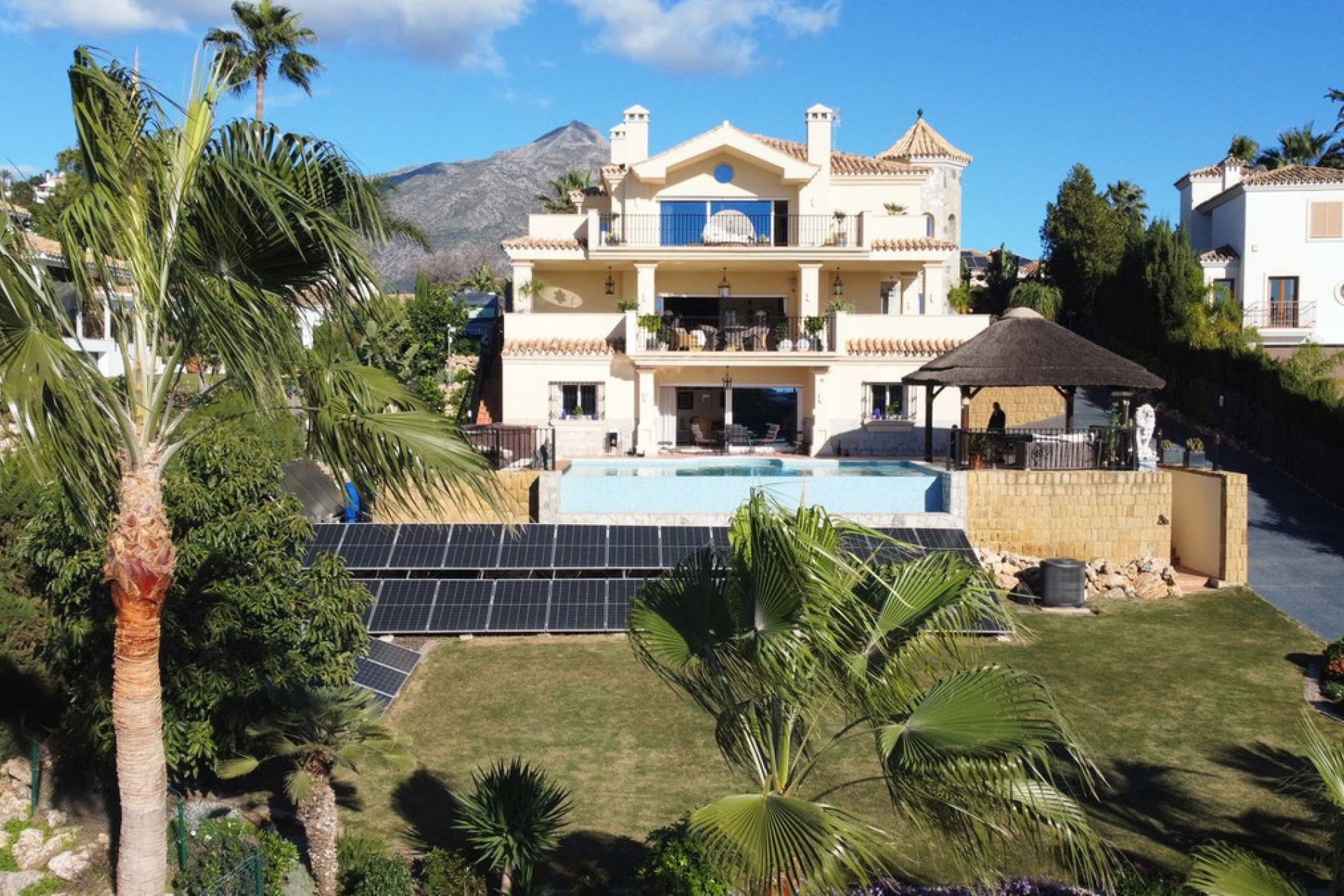 Resale - House - Detached Villa - Marbella - Nueva Andalucia