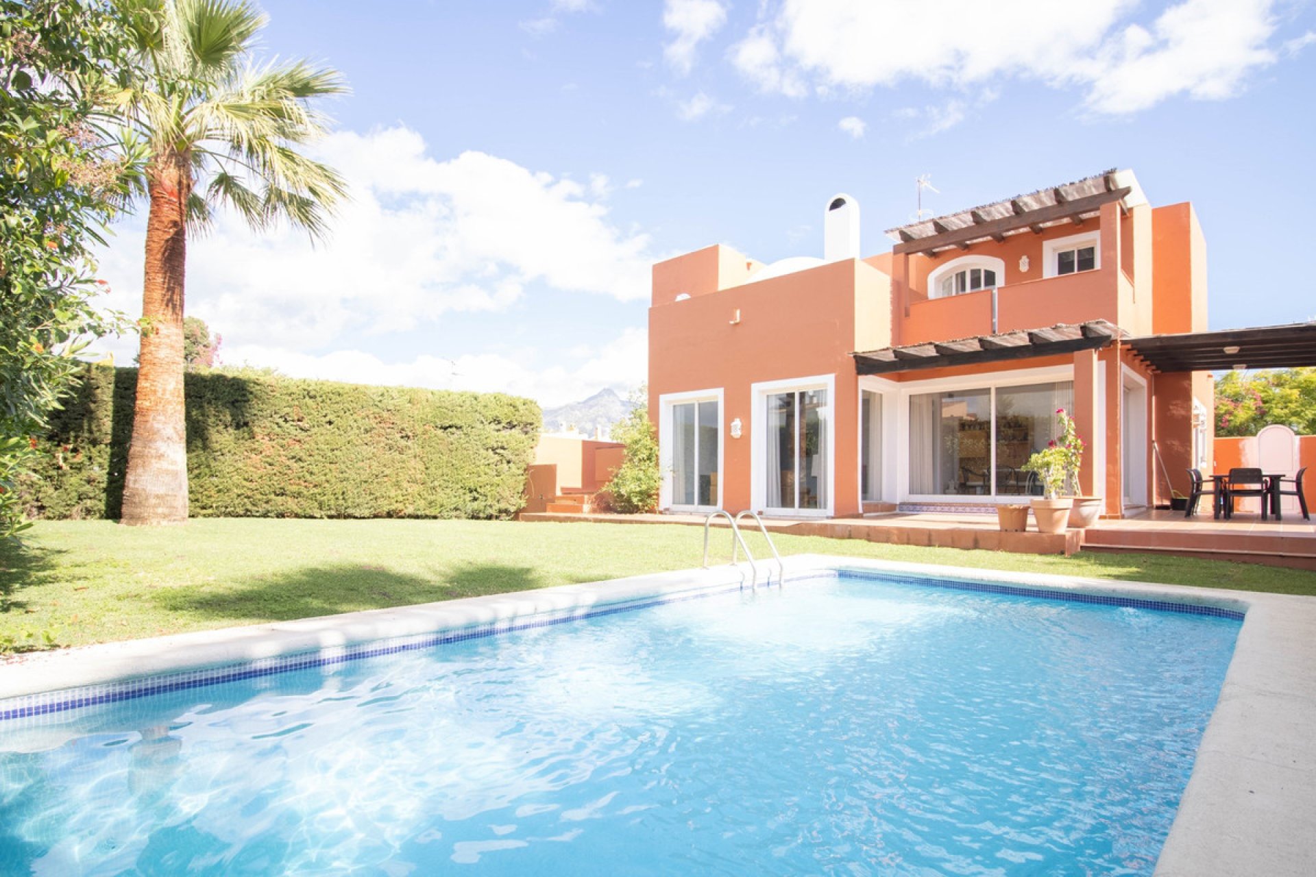 Resale - House - Detached Villa - Marbella - Nueva Andalucia