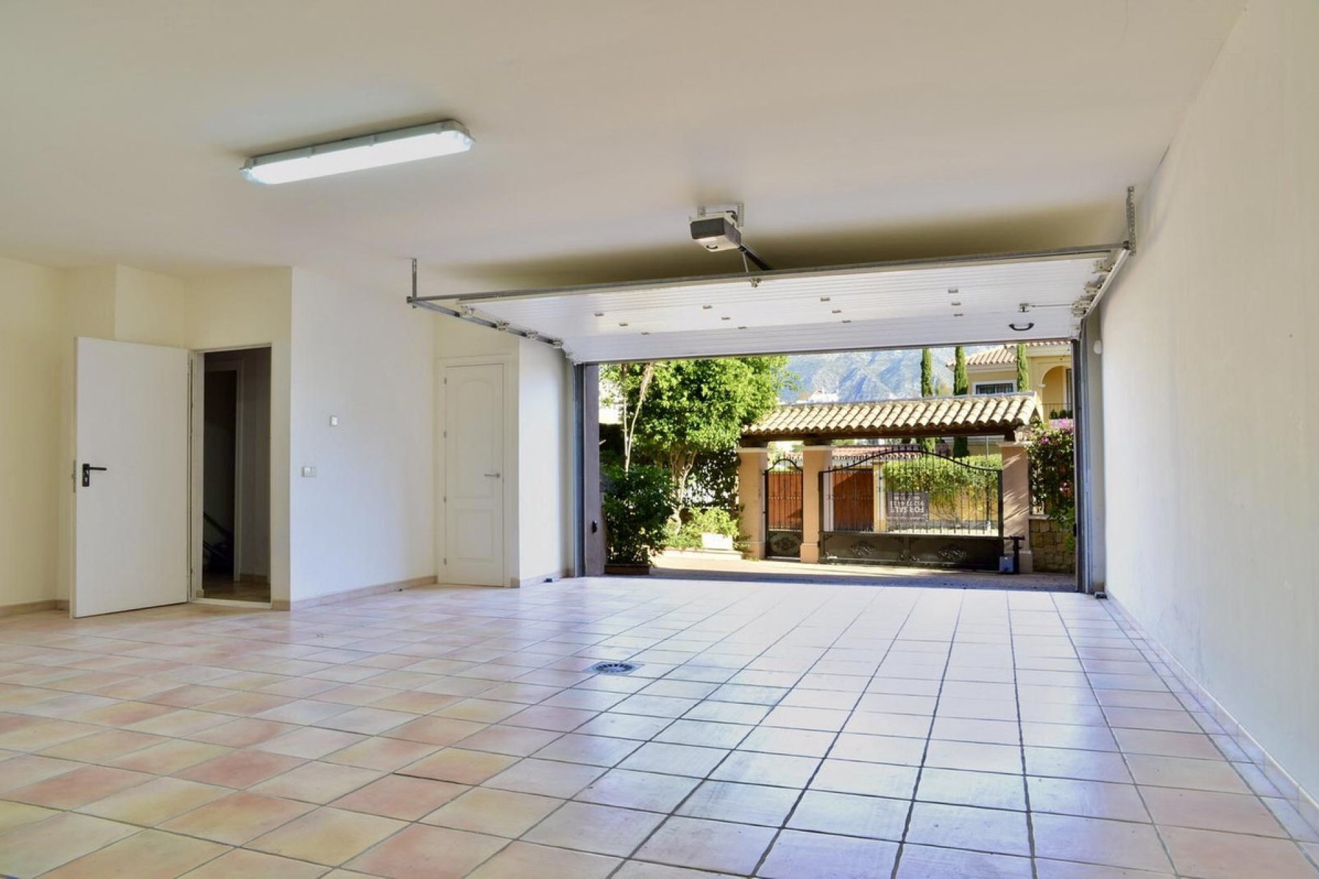 Resale - House - Detached Villa - Marbella - Nueva Andalucia