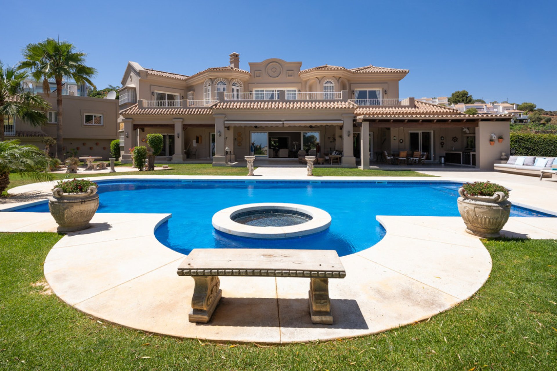 Resale - House - Detached Villa - Marbella - Nueva Andalucia