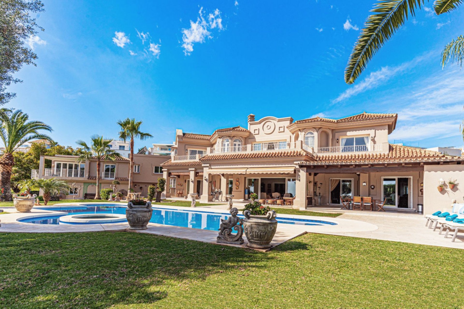 Resale - House - Detached Villa - Marbella - Nueva Andalucia