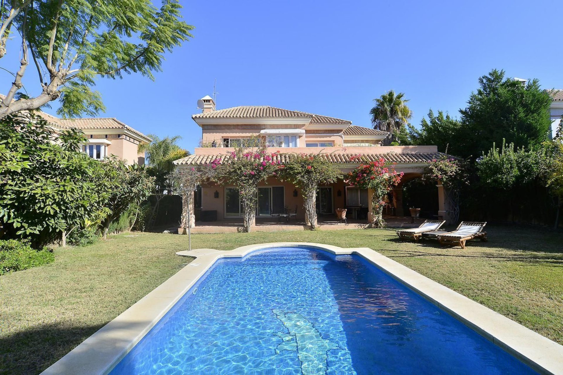 Resale - House - Detached Villa - Marbella - Nueva Andalucia