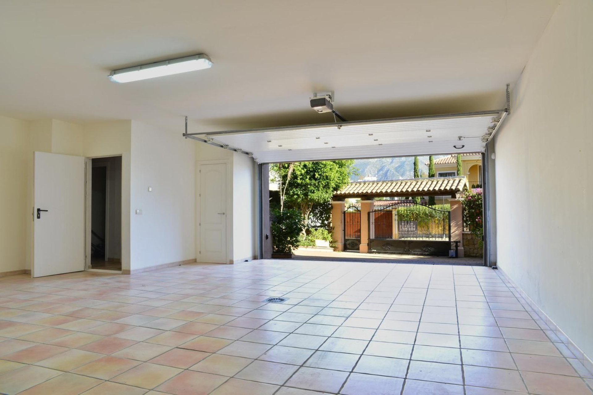 Resale - House - Detached Villa - Marbella - Nueva Andalucia