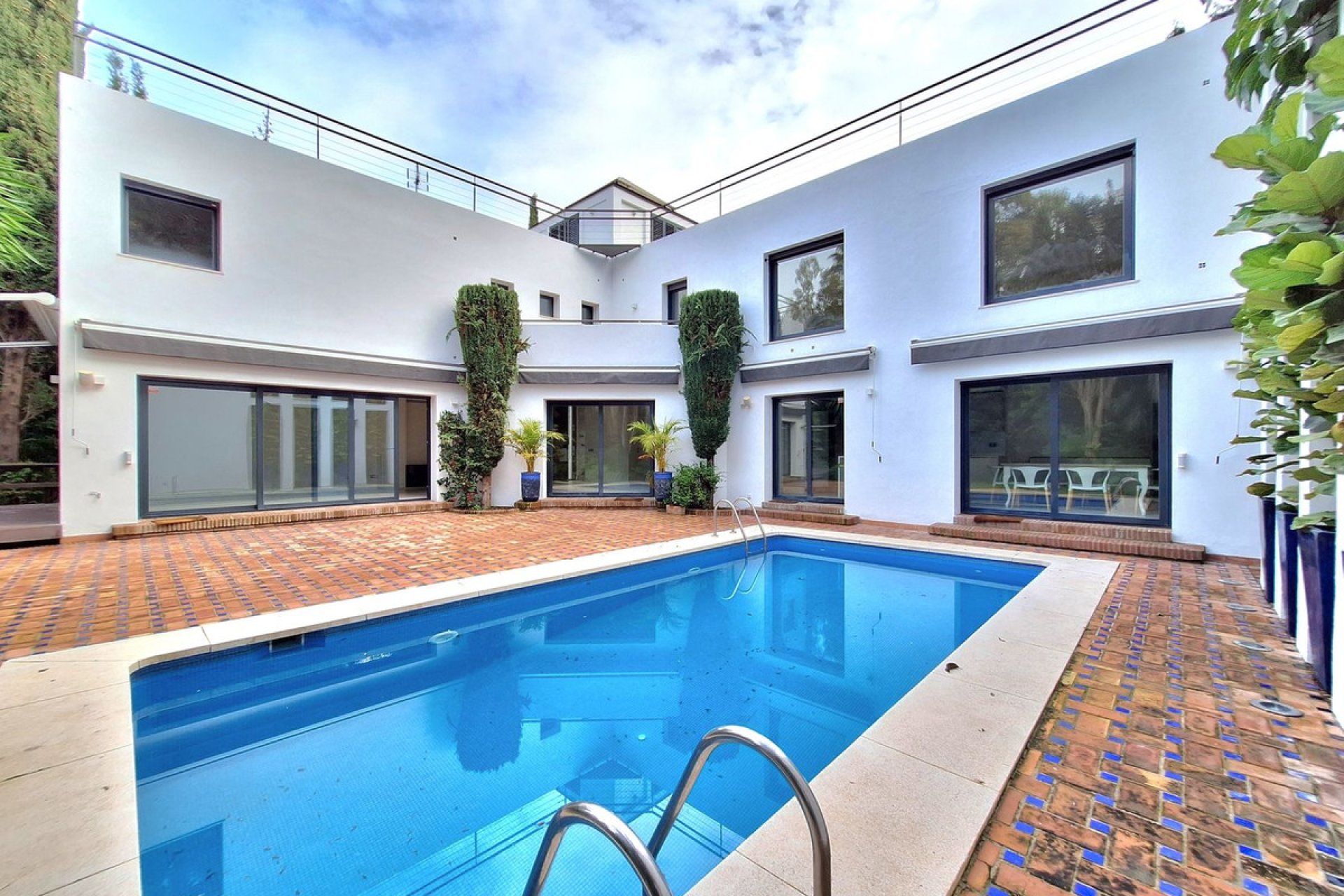 Resale - House - Detached Villa - Marbella - Nueva Andalucia