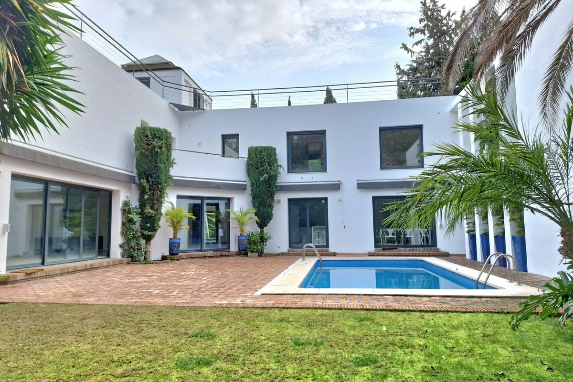 Resale - House - Detached Villa - Marbella - Nueva Andalucia