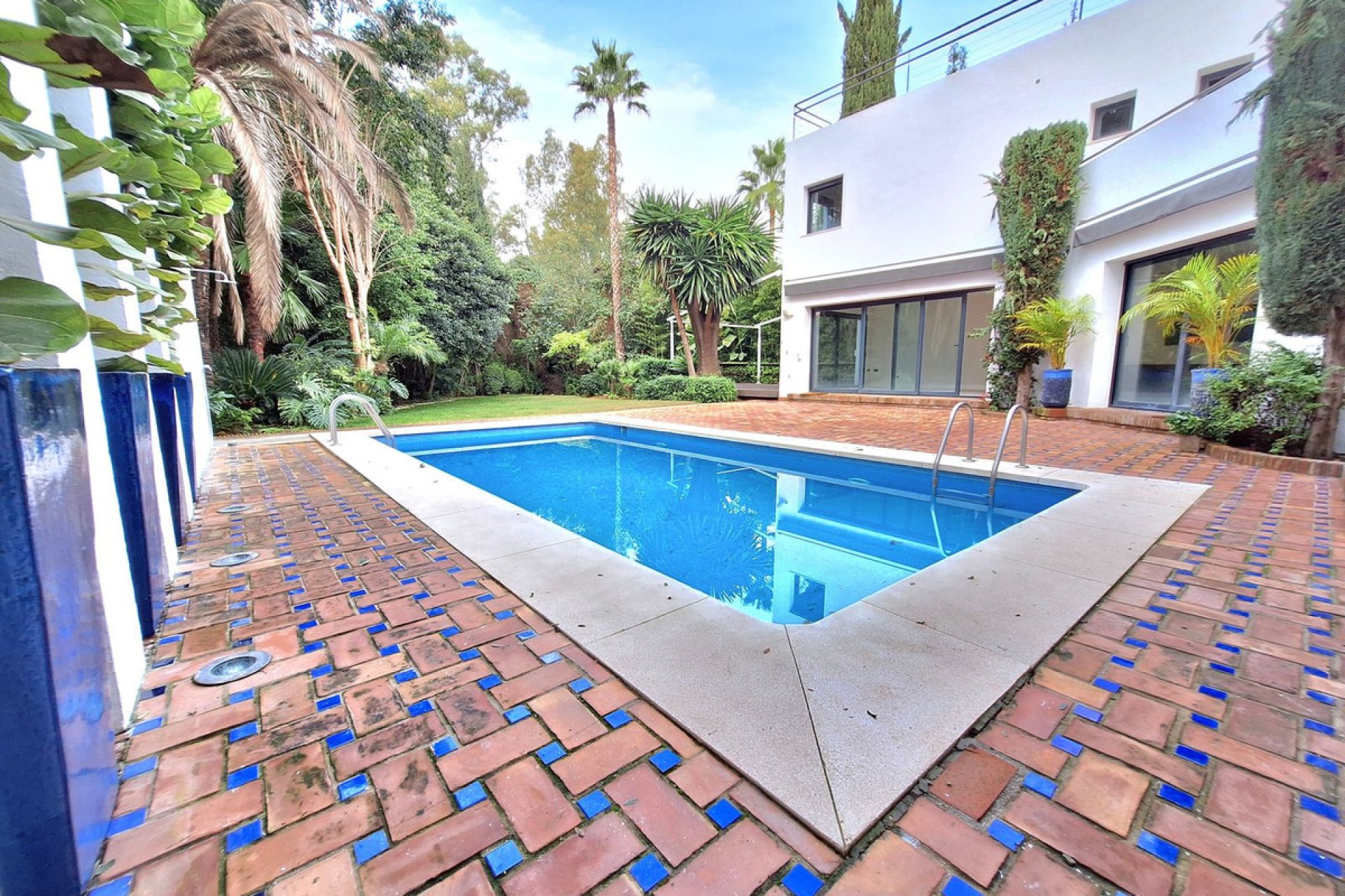 Resale - House - Detached Villa - Marbella - Nueva Andalucia