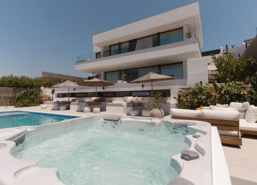 Resale - House - Detached Villa - Marbella - Nueva Andalucia