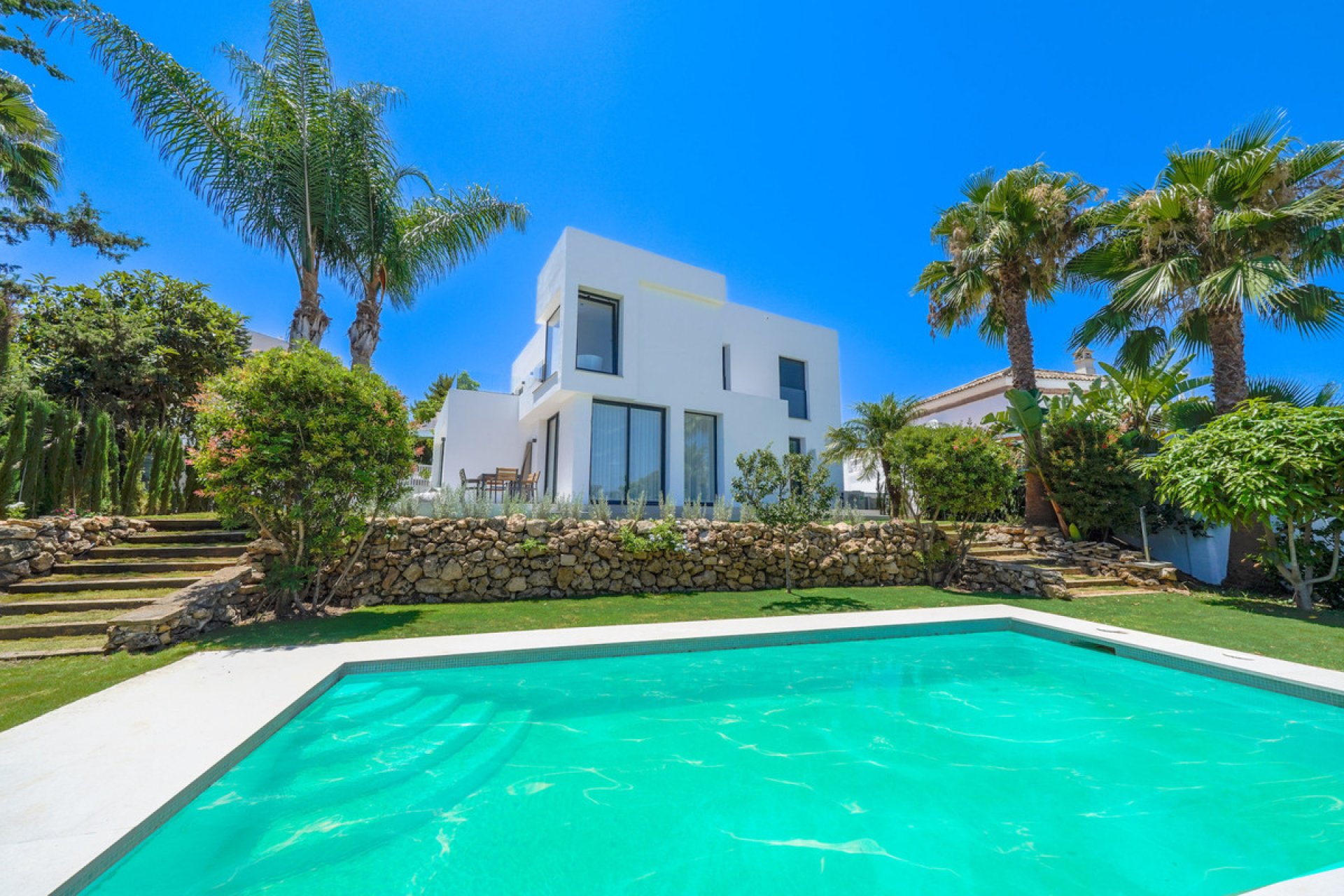 Resale - House - Detached Villa - Marbella - Nueva Andalucia