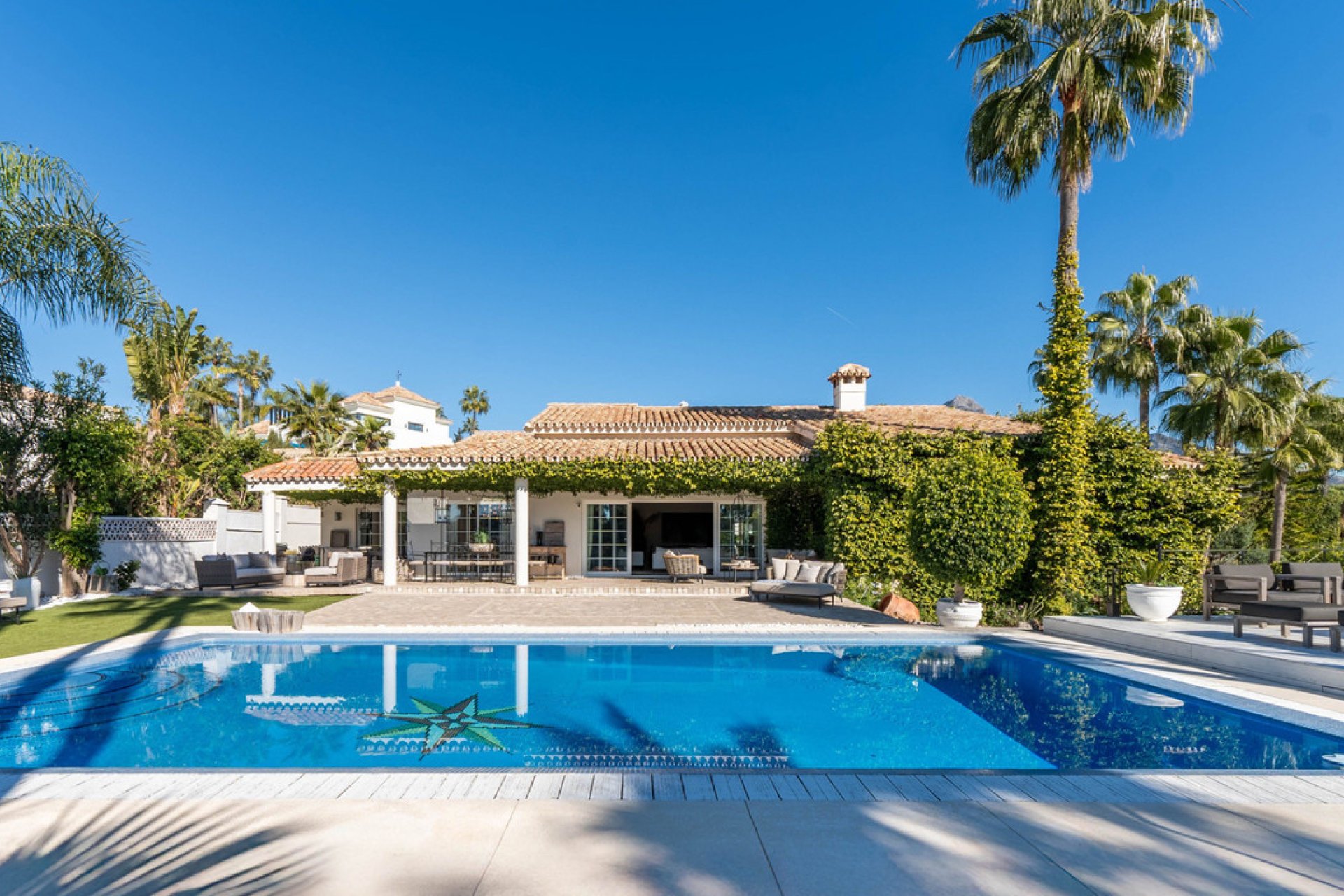 Resale - House - Detached Villa - Marbella - Nueva Andalucia