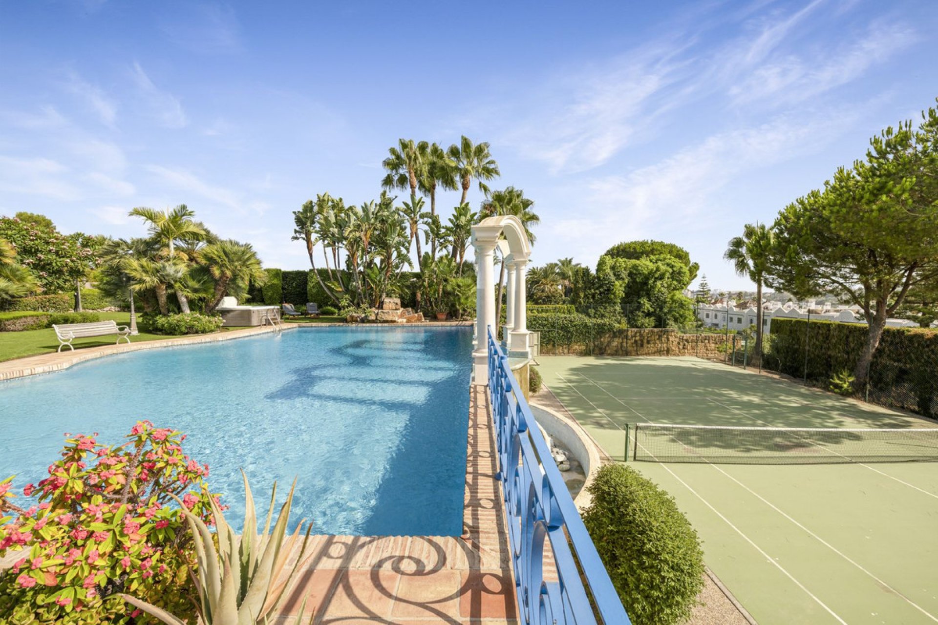 Resale - House - Detached Villa - Marbella - Nueva Andalucia