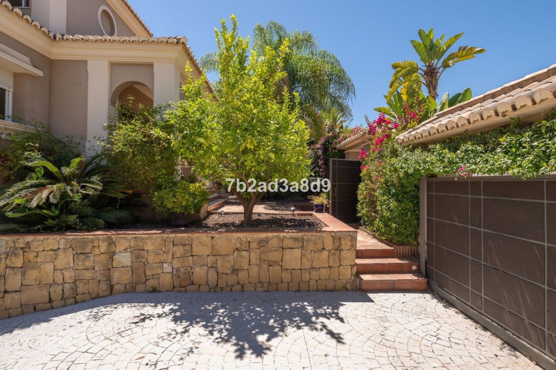 Resale - House - Detached Villa - Marbella - Nueva Andalucia