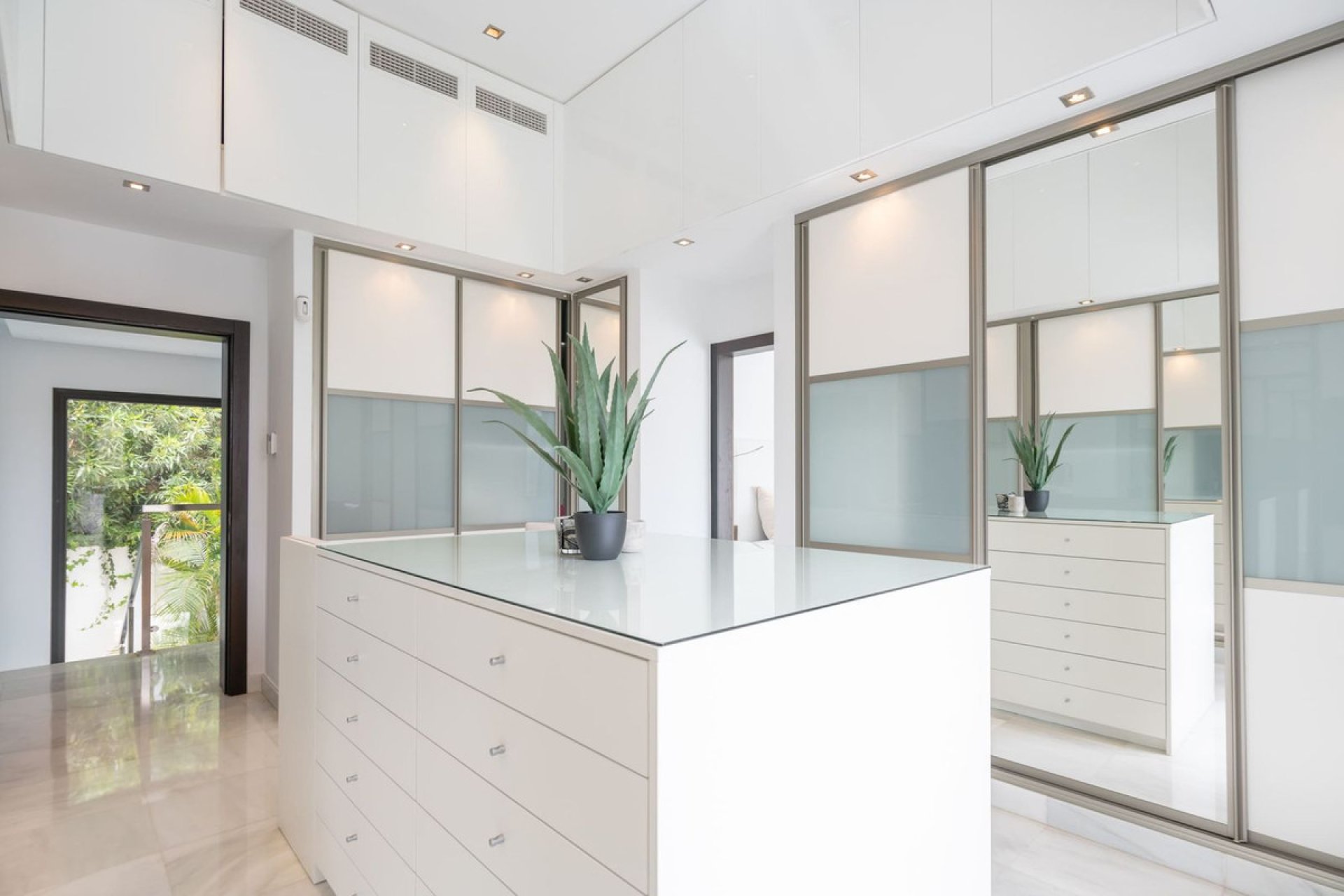 Resale - House - Detached Villa - Marbella - Nueva Andalucia