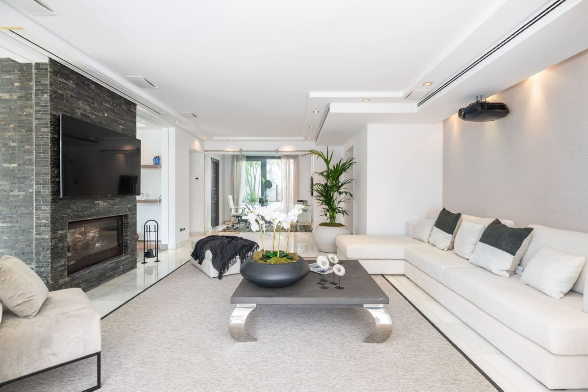 Resale - House - Detached Villa - Marbella - Nueva Andalucia