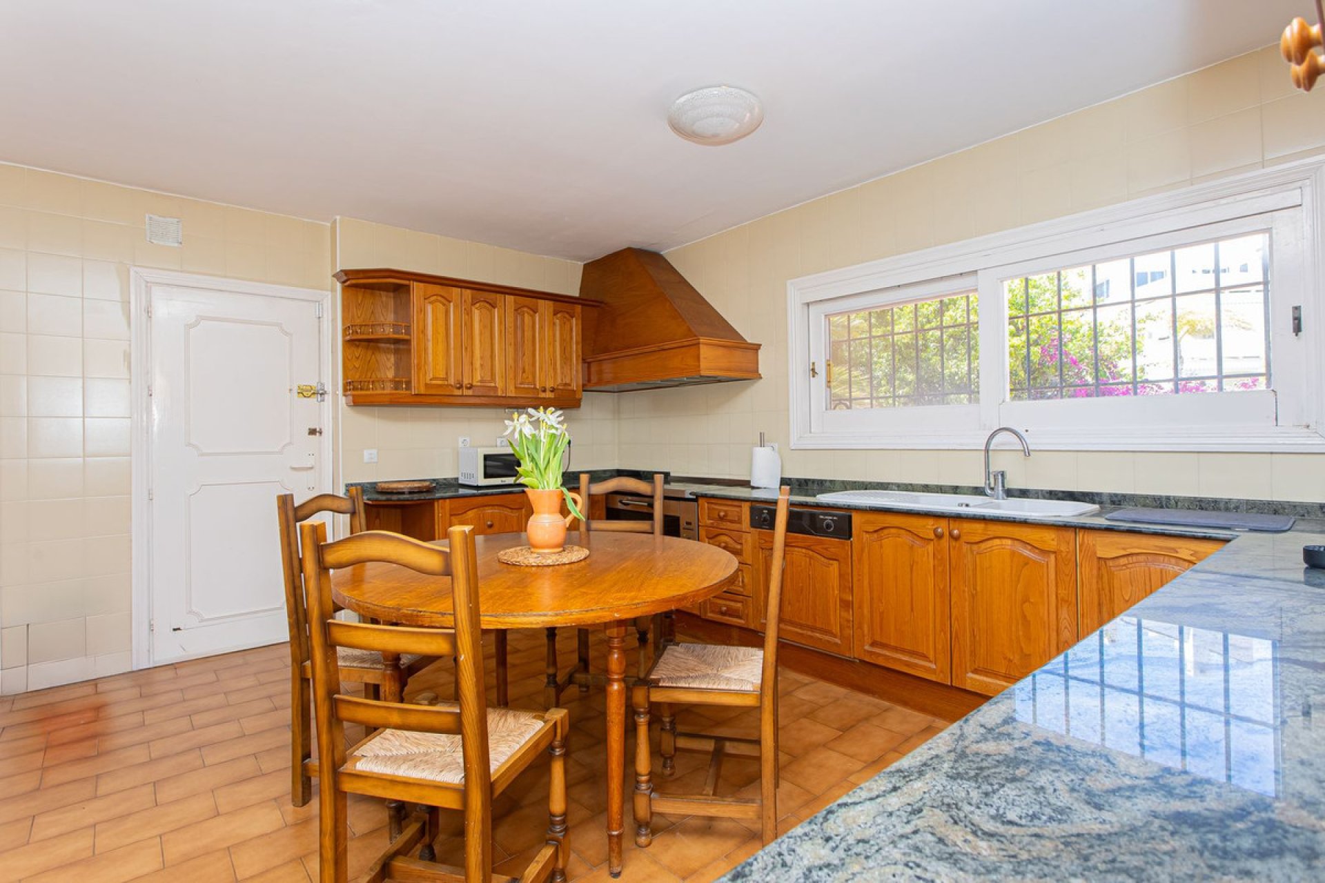 Resale - House - Detached Villa - Marbella - Nueva Andalucia