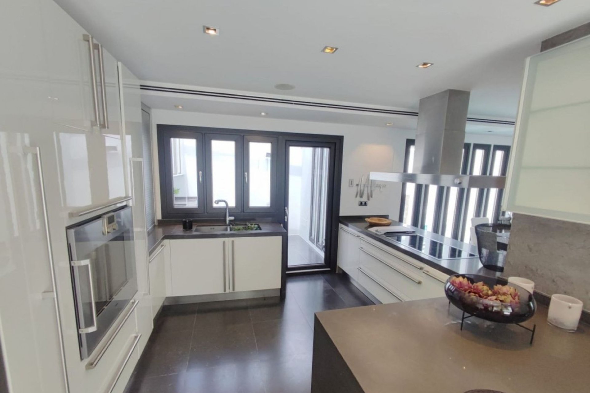 Resale - House - Detached Villa - Marbella - Nueva Andalucia