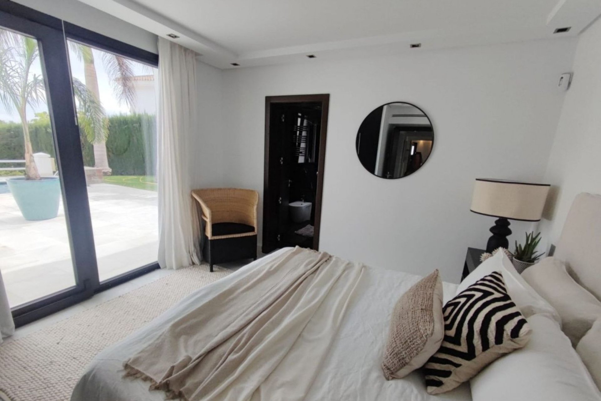 Resale - House - Detached Villa - Marbella - Nueva Andalucia