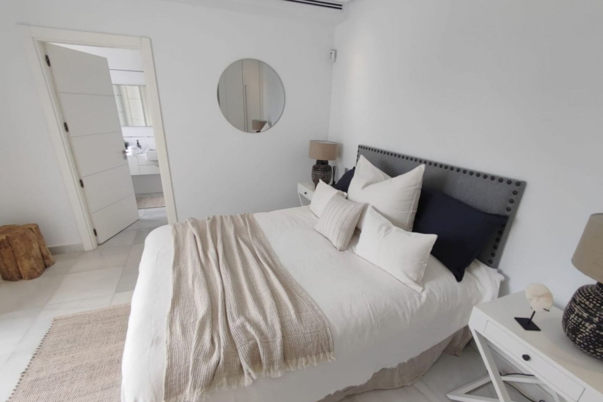 Resale - House - Detached Villa - Marbella - Nueva Andalucia