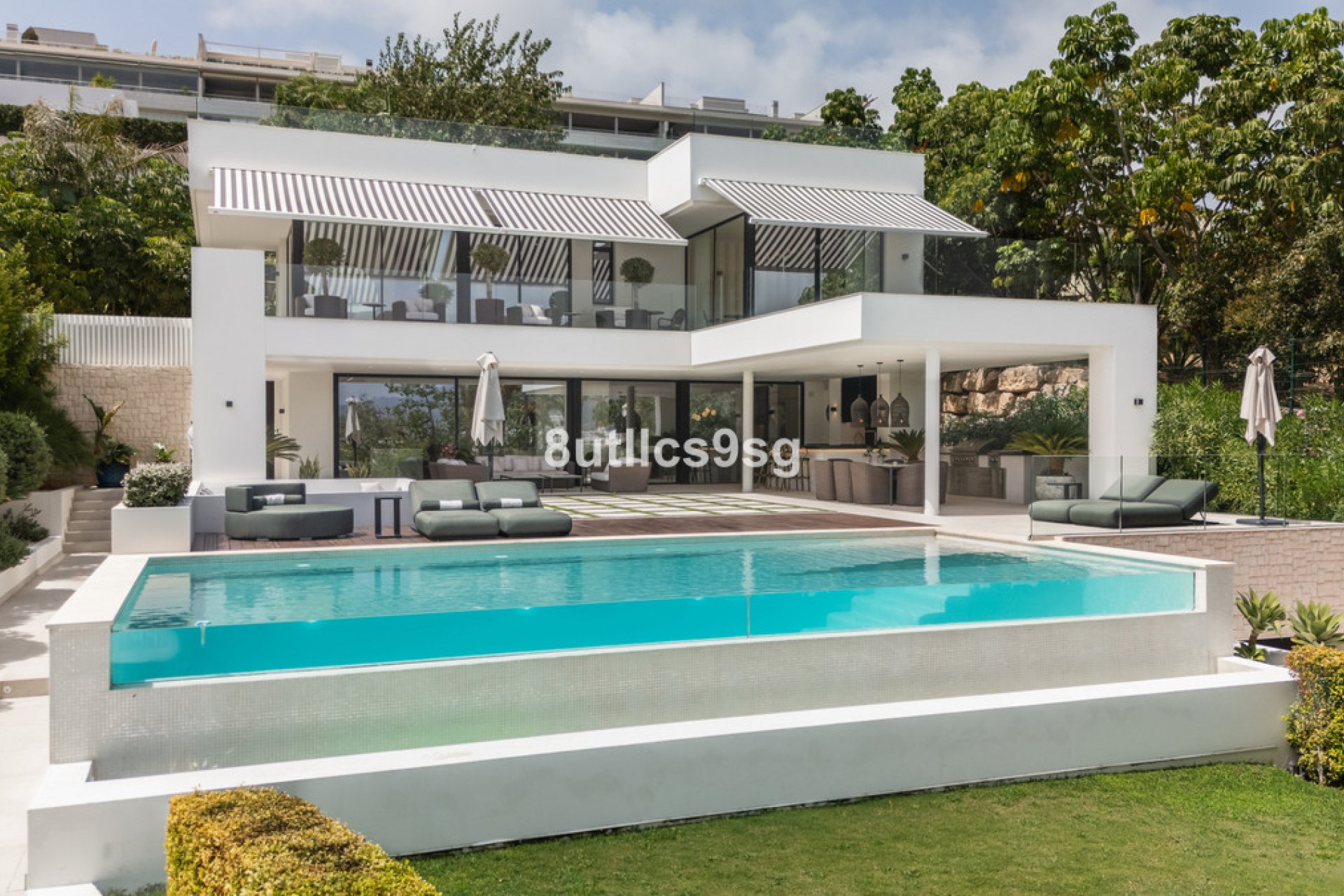 Resale - House - Detached Villa - Marbella - Nueva Andalucia