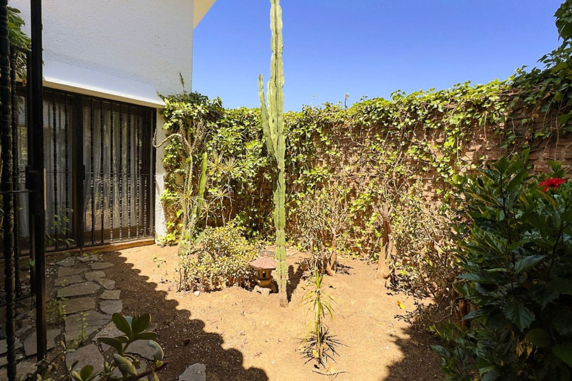 Resale - House - Detached Villa - Marbella