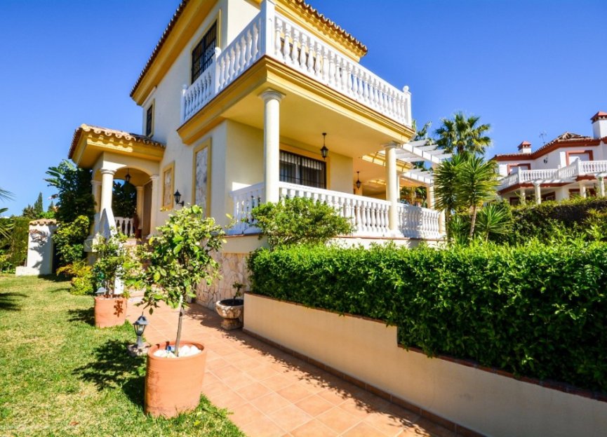 Resale - House - Detached Villa - Mijas