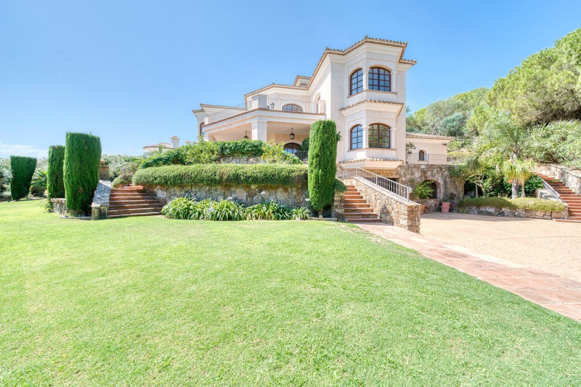 Resale - House - Detached Villa - Sotogrande