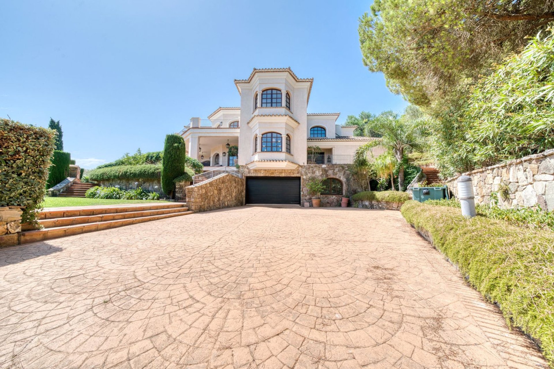 Resale - House - Detached Villa - Sotogrande