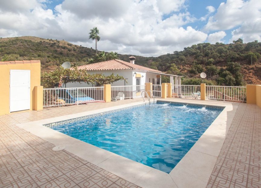 Resale - House - Finca - Cortijo - Estepona - Estepona Centro
