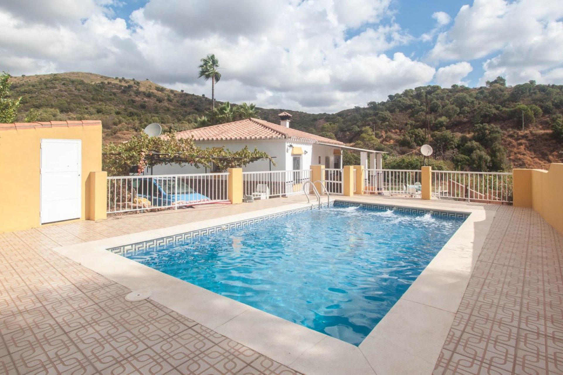 Resale - House - Finca - Cortijo - Estepona - Estepona Centro