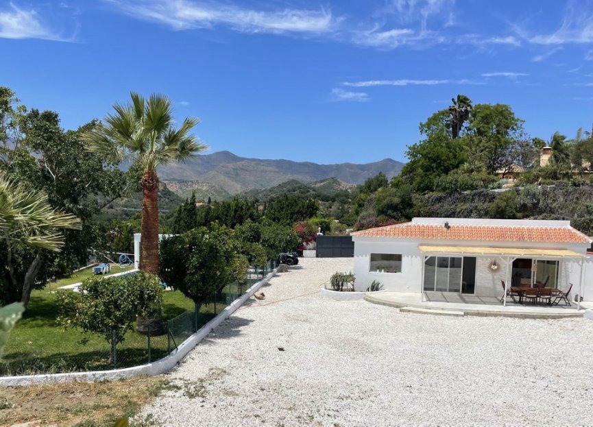 Resale - House - Finca - Cortijo - Estepona - Estepona Centro