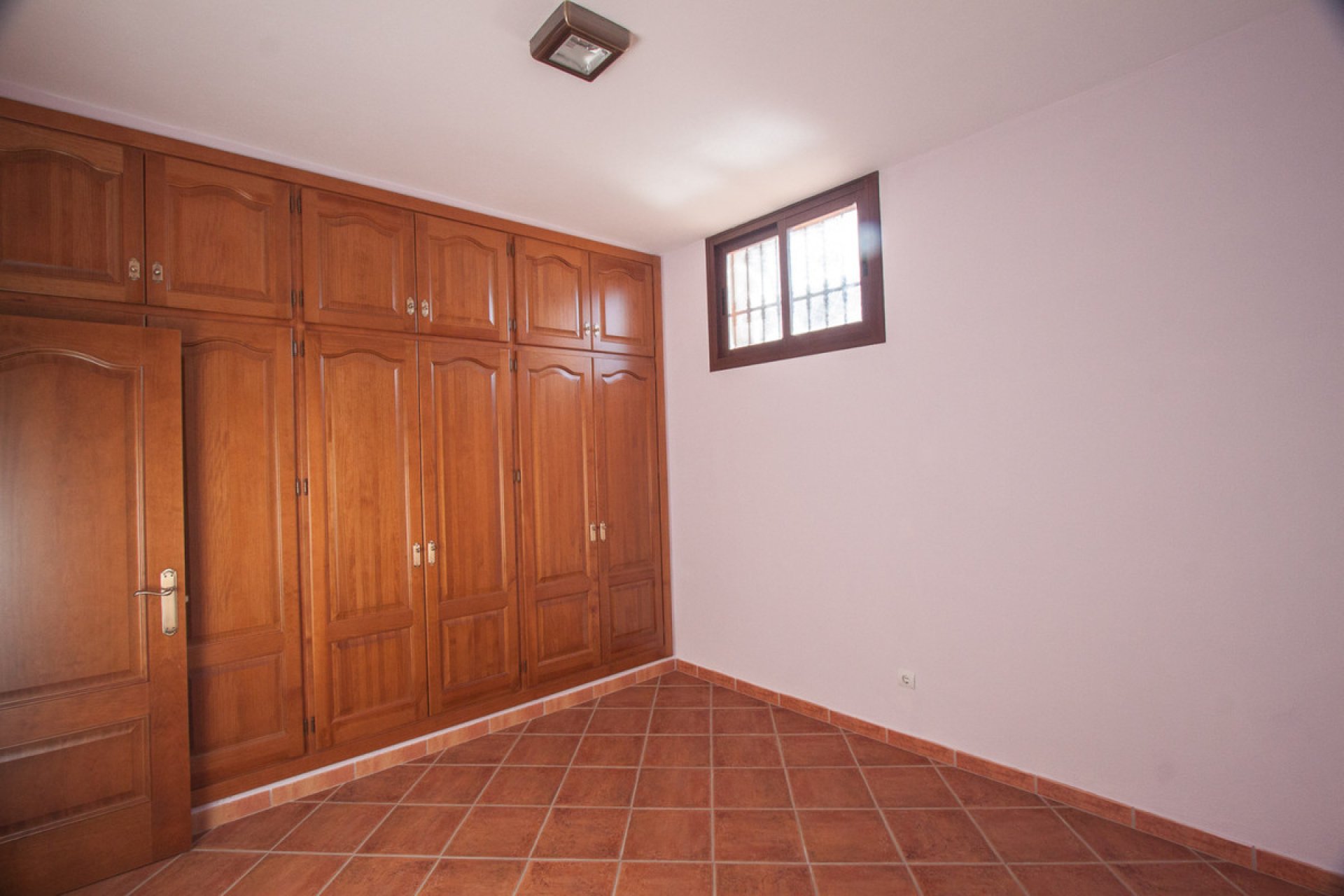 Resale - House - Finca - Cortijo - Estepona - Estepona Centro