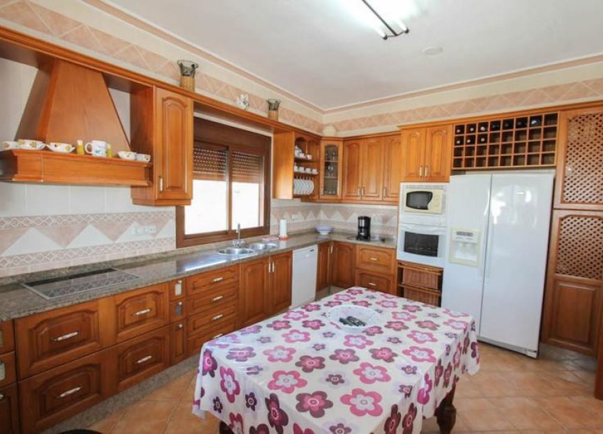 Resale - House - Guaro