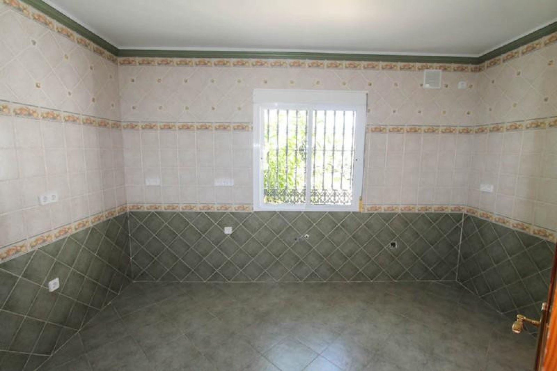 Resale - House - Guaro