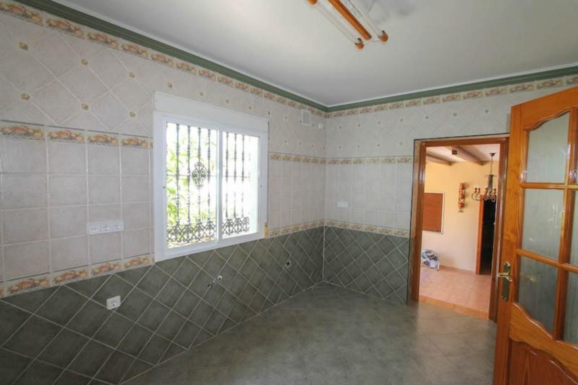 Resale - House - Guaro