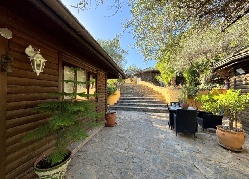 Resale - House - Monda