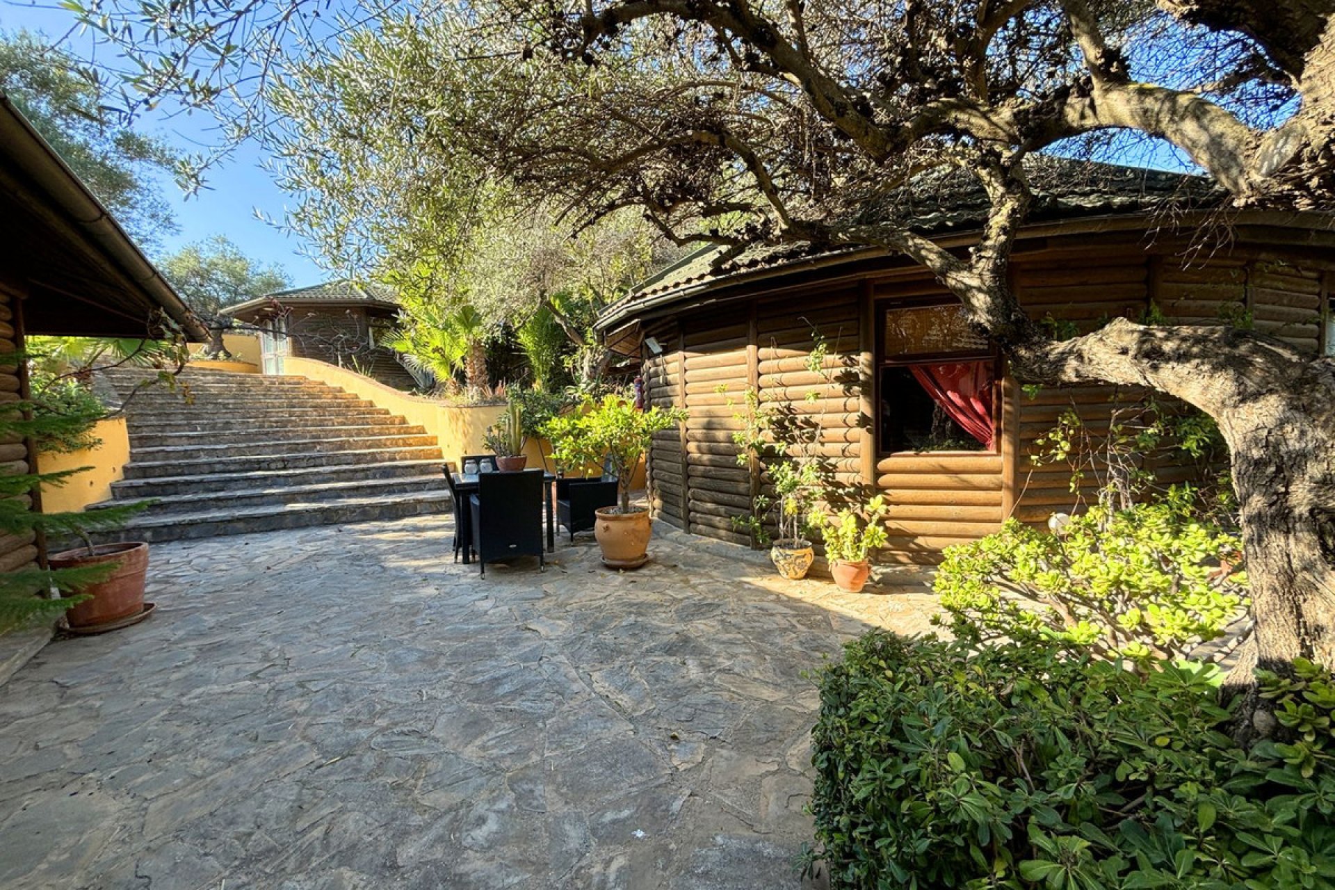 Resale - House - Monda