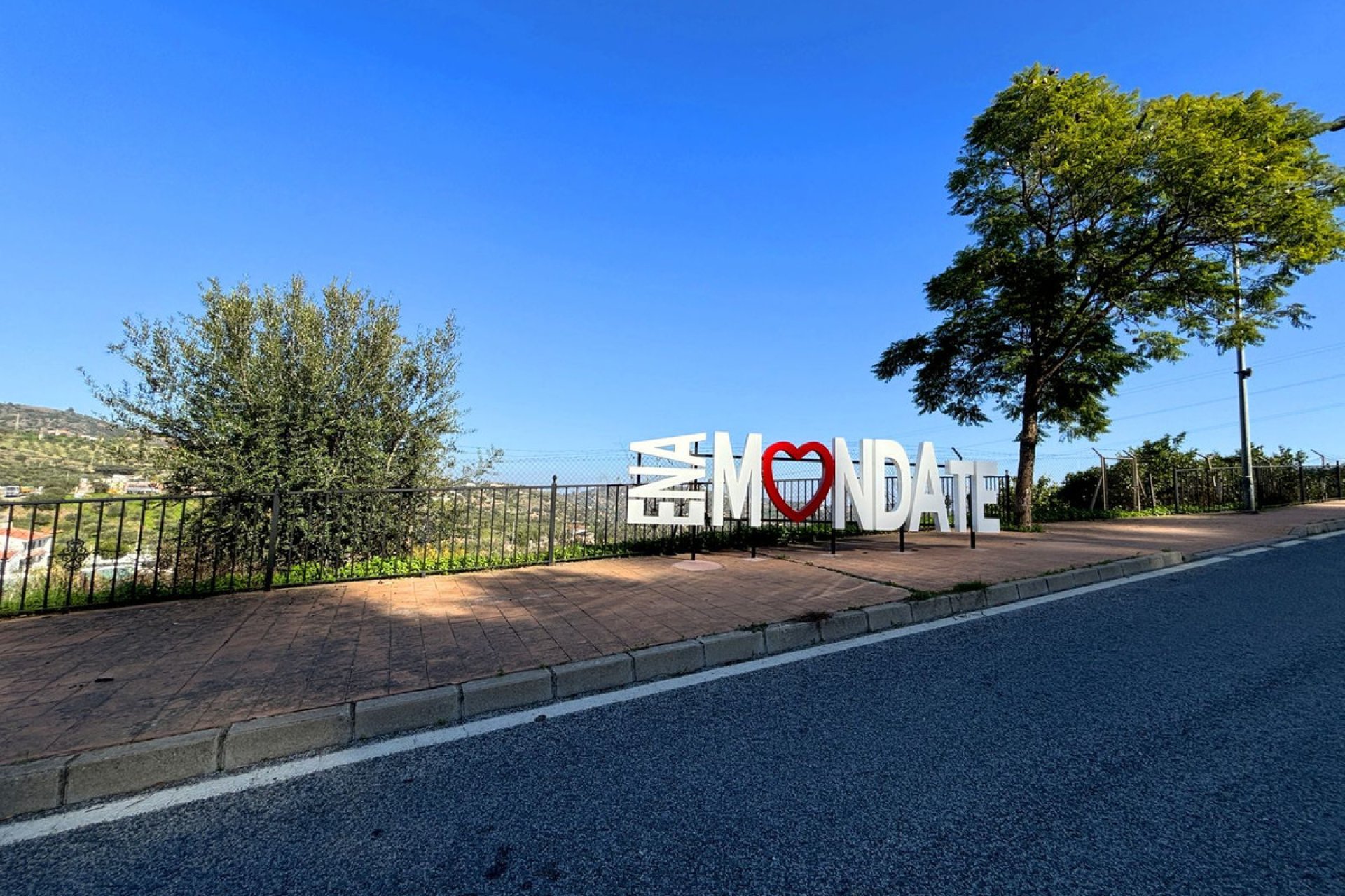 Resale - House - Monda