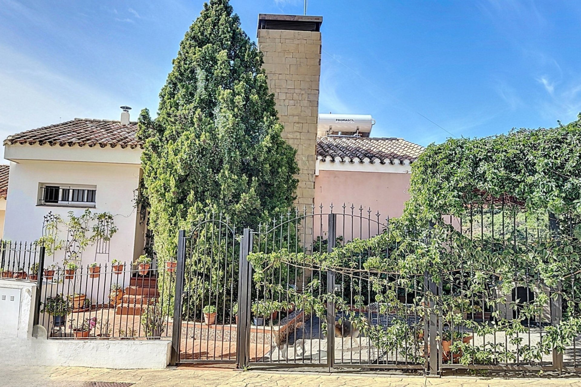 Resale - House - Semi-Detached House - Estepona - Estepona Centro