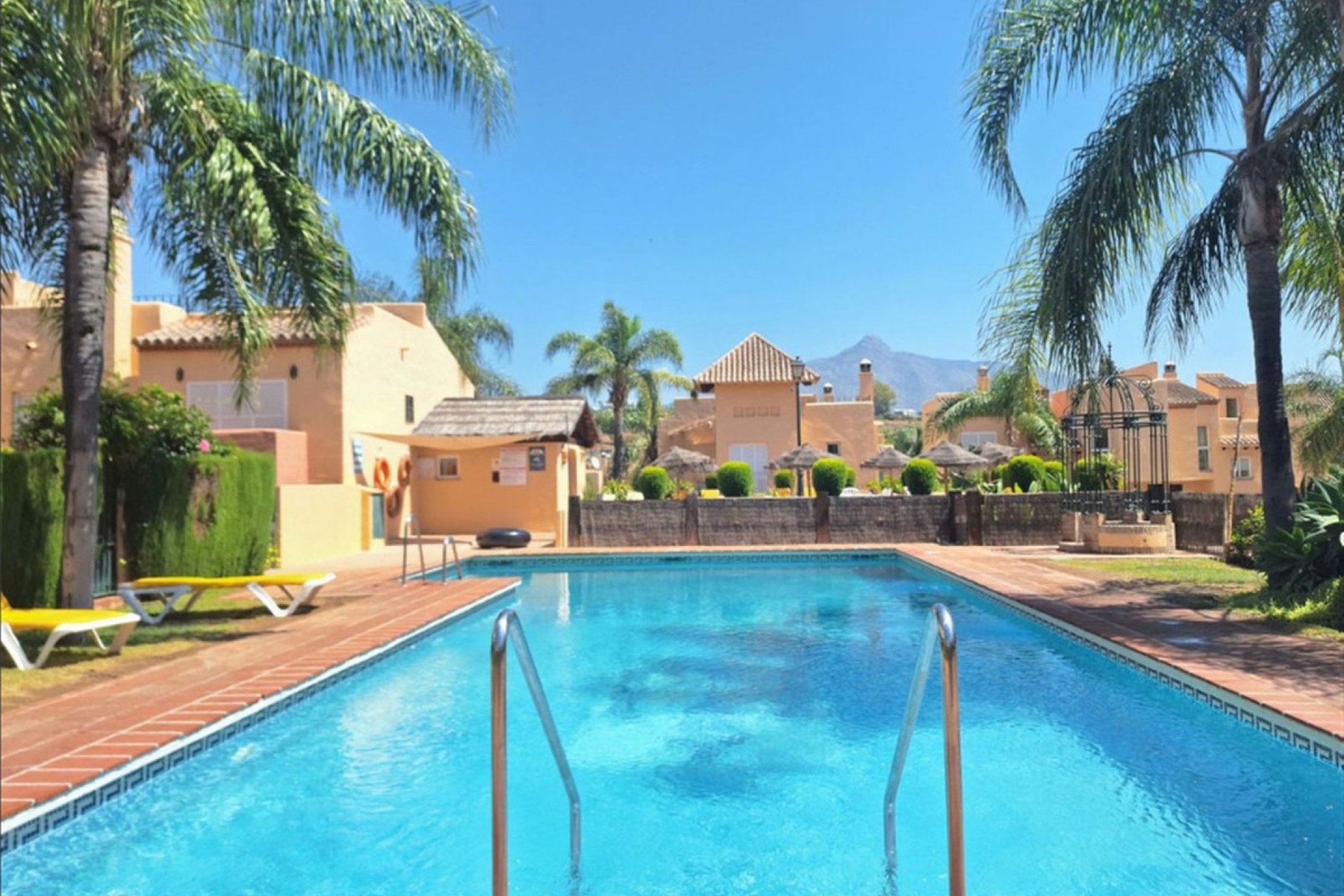 Resale - House - Semi-Detached House - Marbella - Nueva Andalucia