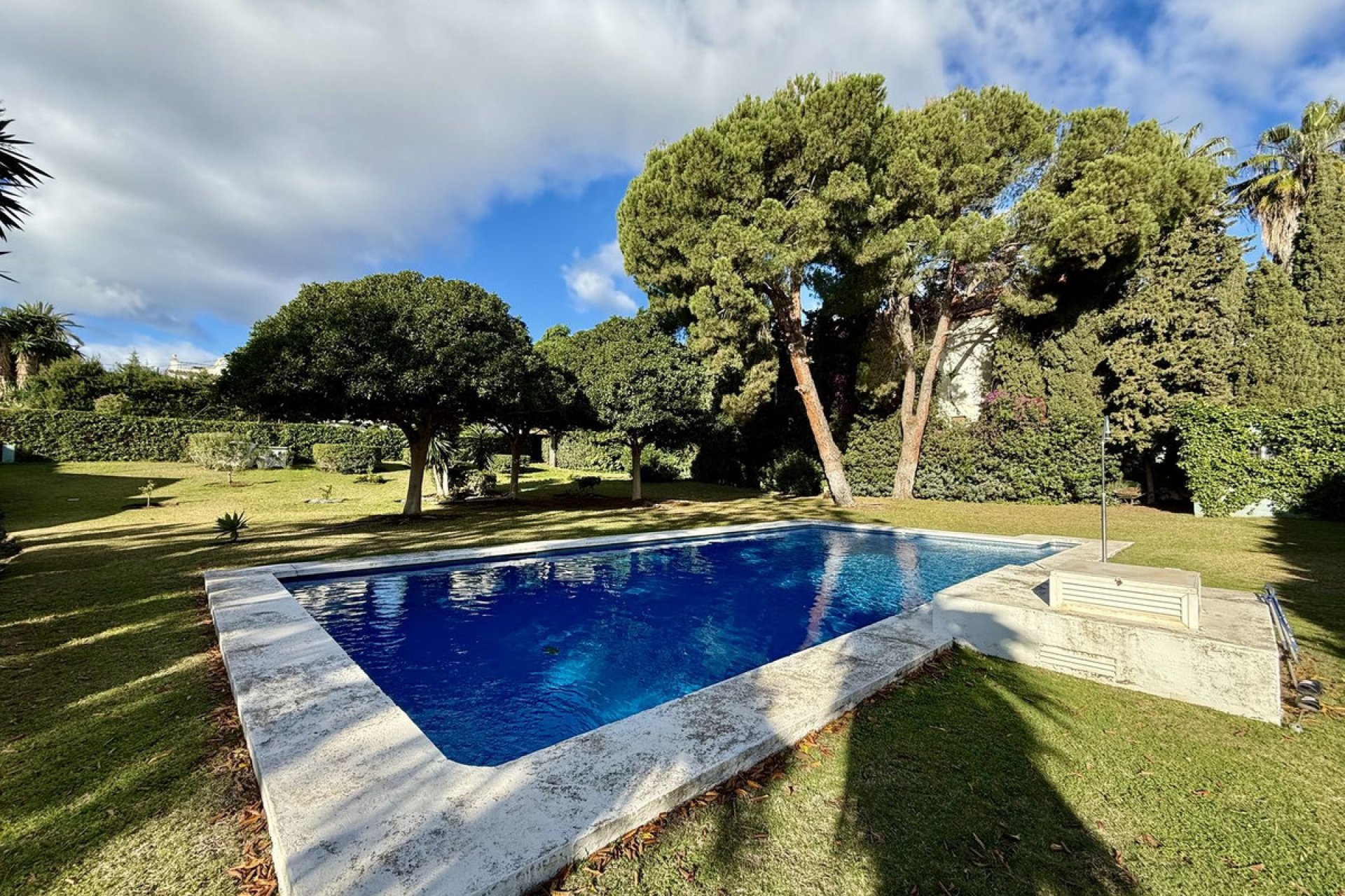 Resale - House - Semi-Detached House - Marbella - Nueva Andalucia