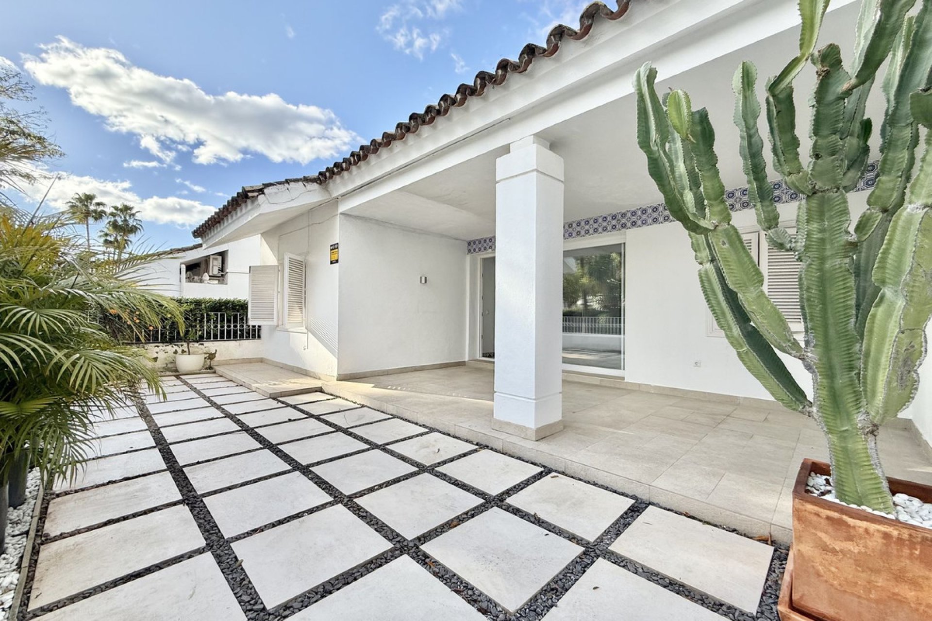 Resale - House - Semi-Detached House - Marbella - Nueva Andalucia