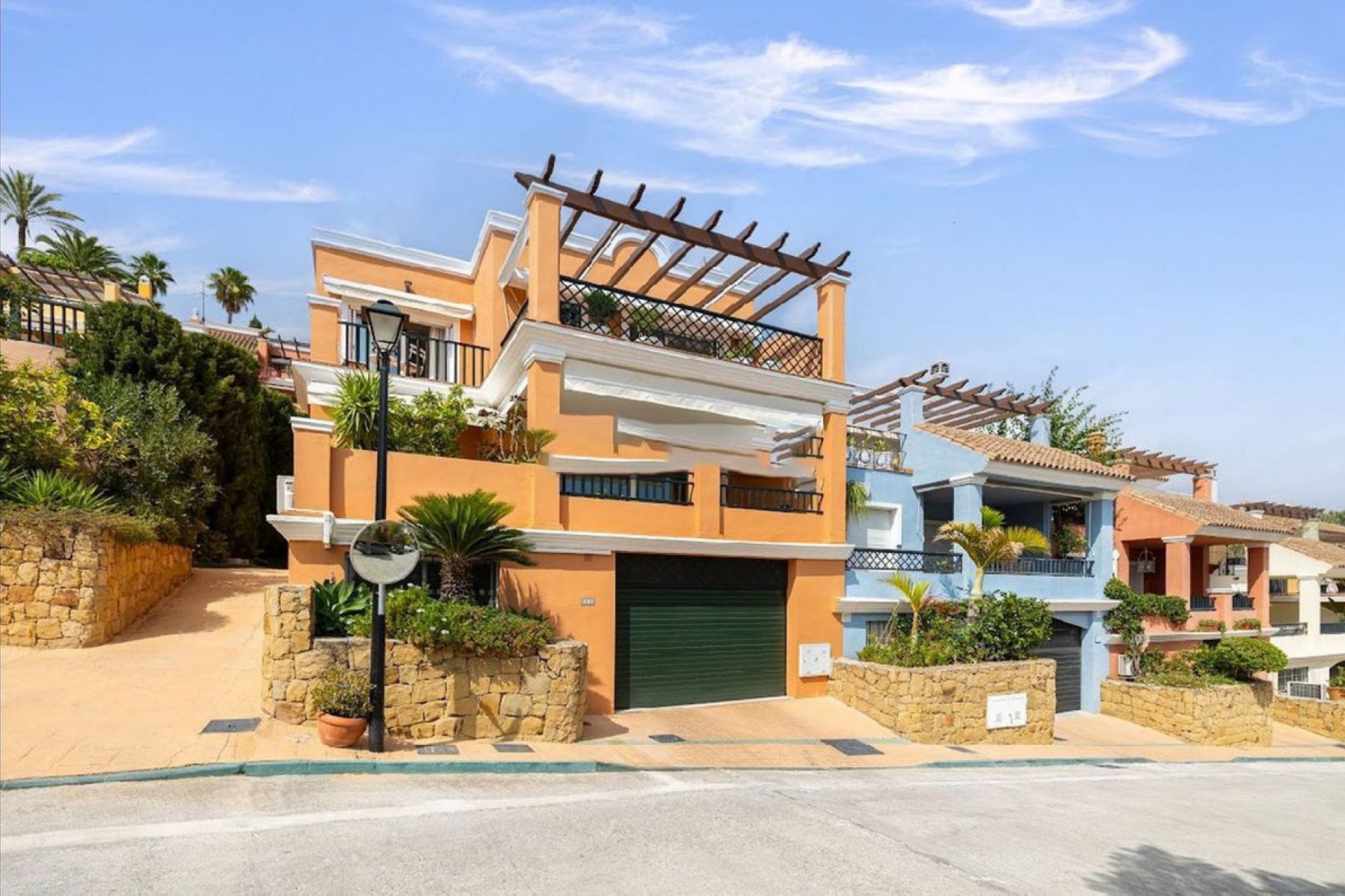 Resale - House - Semi-Detached House - Marbella - Nueva Andalucia