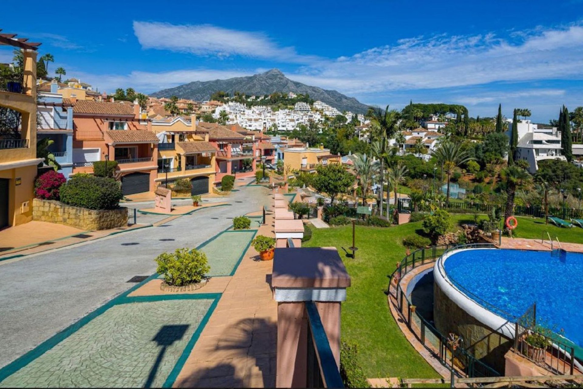 Resale - House - Semi-Detached House - Marbella - Nueva Andalucia