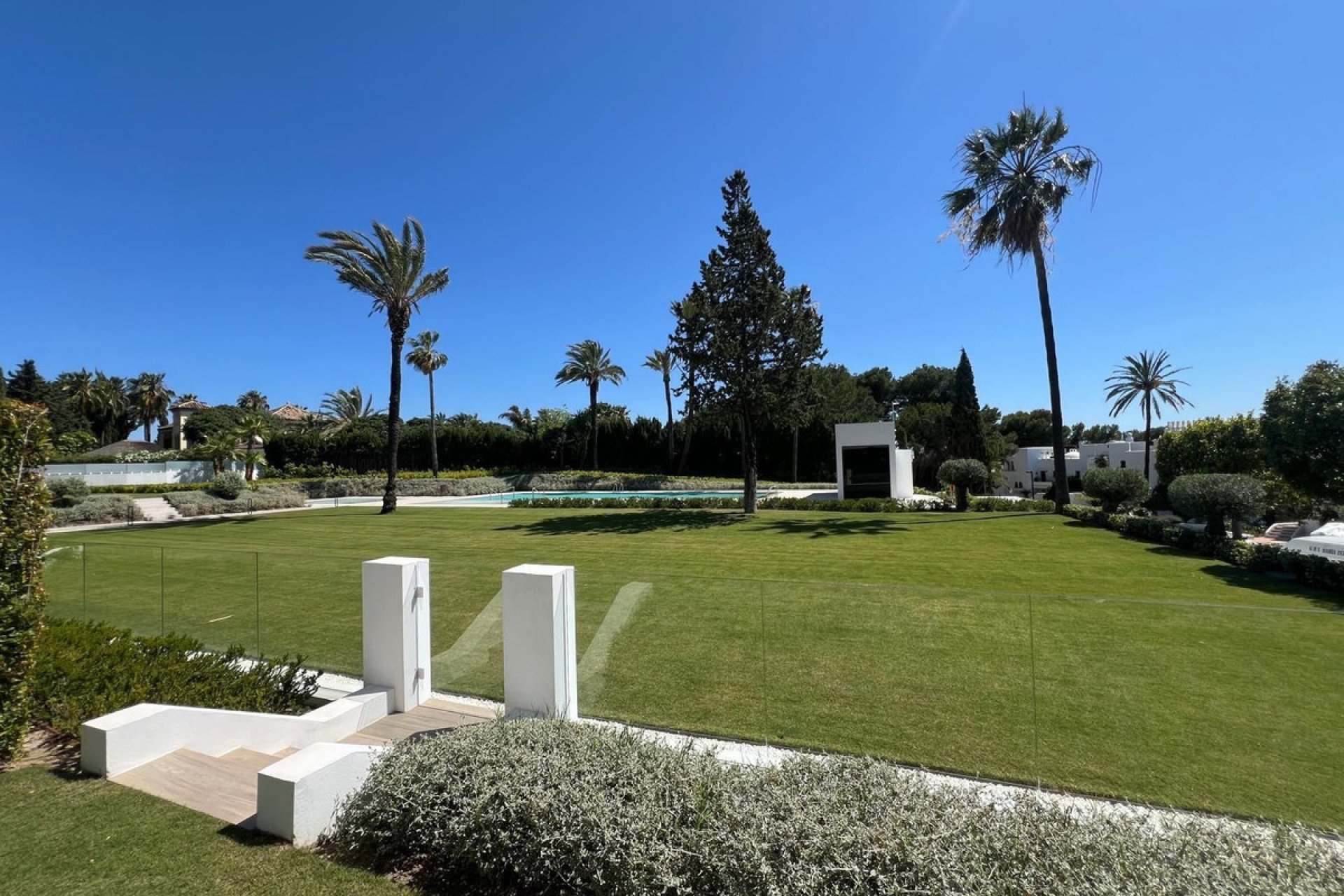 Resale - House - Semi-Detached House - Marbella - Nueva Andalucia