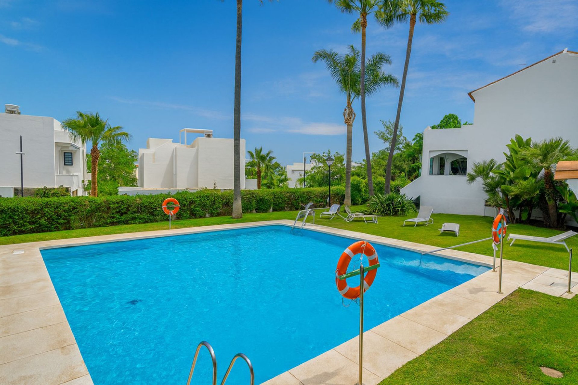 Resale - House - Townhouse - El Paraiso - El Paraíso