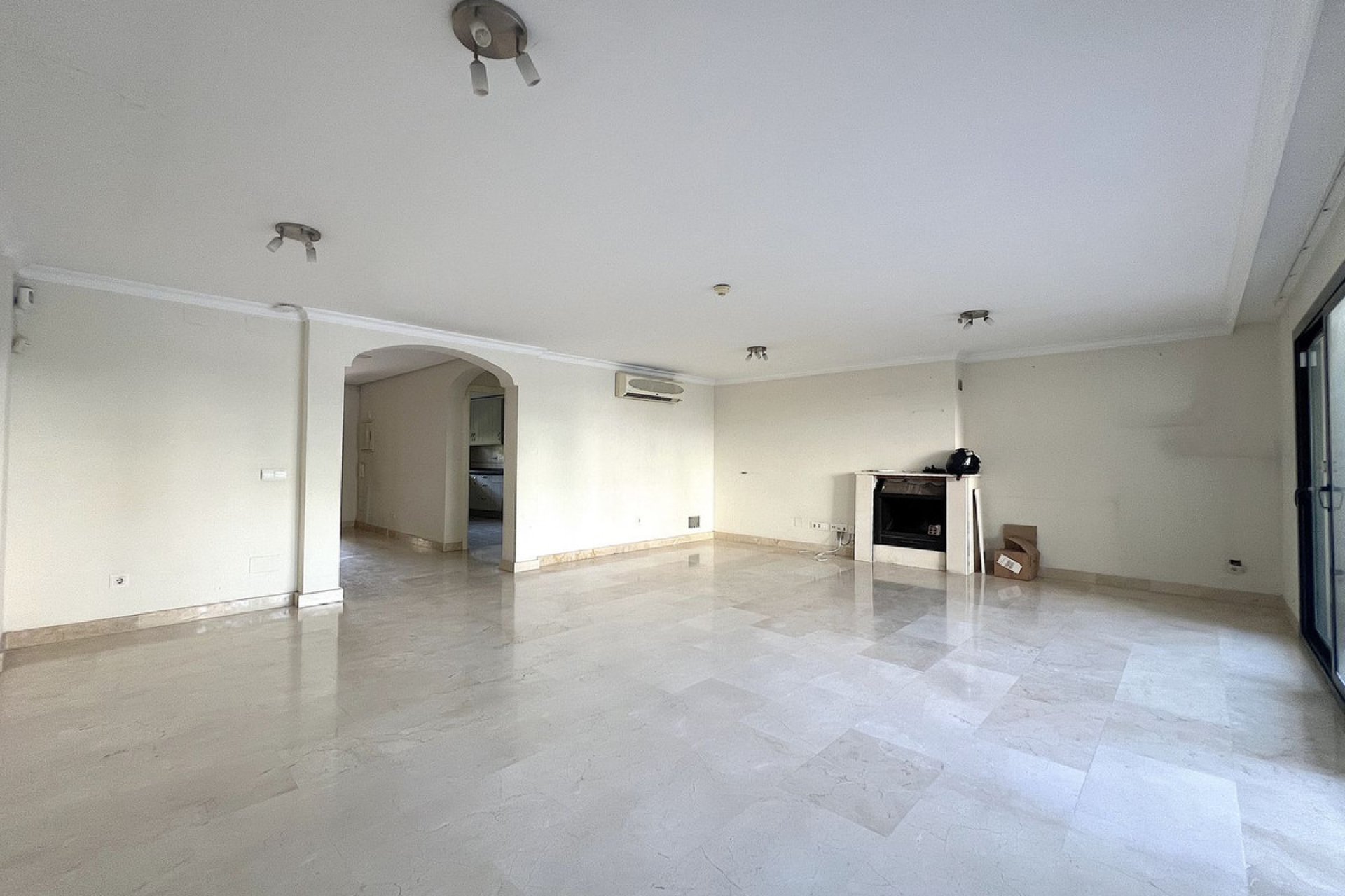 Resale - House - Townhouse - Estepona - Benamara